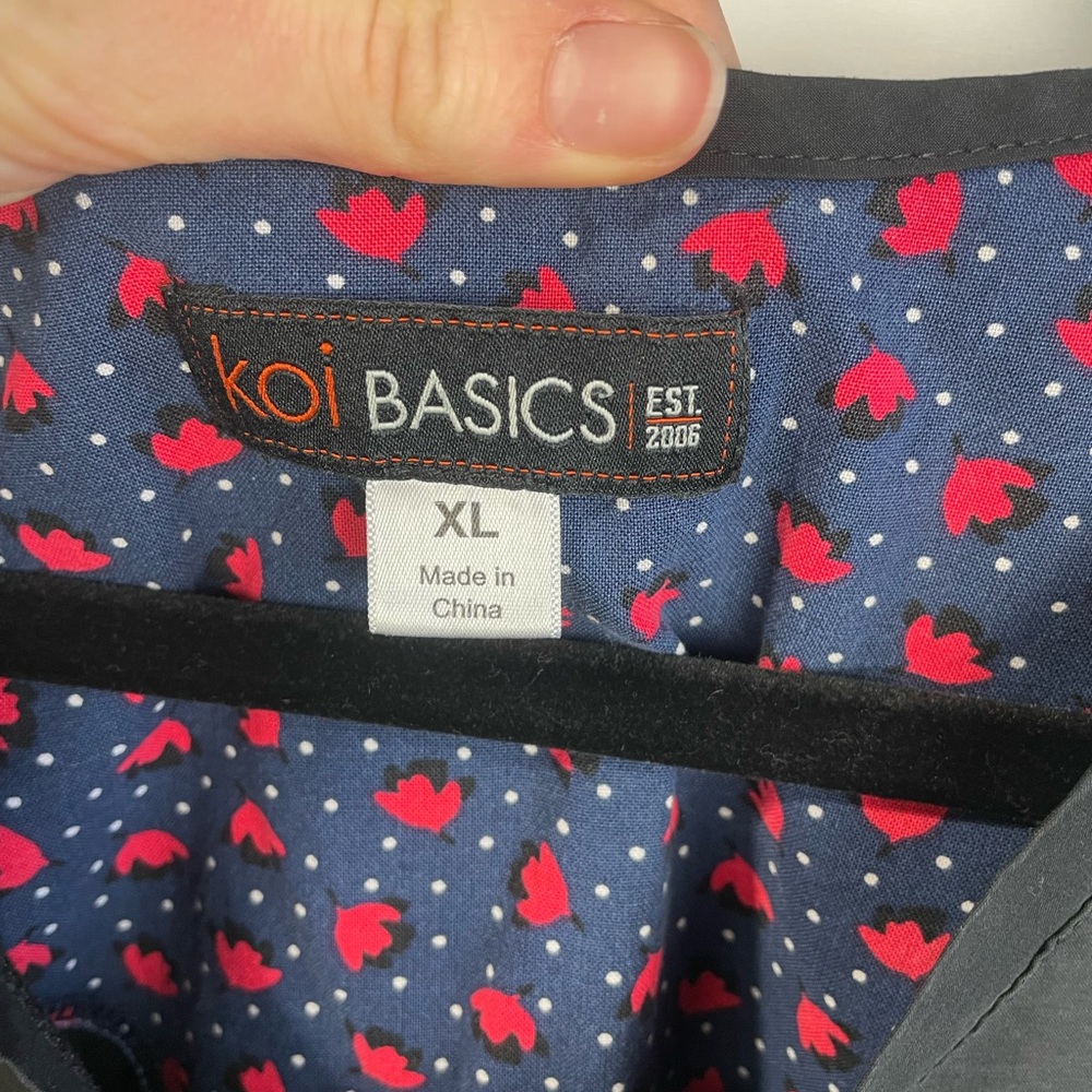 Koi Basics Medical Scrub V-Neck Black Top XL Women’s GUC - Picture 16 of 16